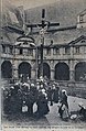 Le calvaire du cloître et la croyance traditionnelle consistant pour les jeunes filles à parvenir à planter une épingle dans la croix afin de se marier dans l'année.