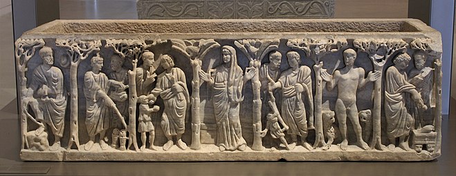 Marmor-Sarkophag mit Relief, 4. Jh. In der Mitte eine betende Frau umgeben von biblischen Figuren. Entdeckt 1949.