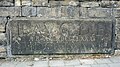 Stein mit Inschrift, Schlägel und Eisen sowie Merkurstab