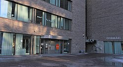 Suurpellon kirjasto sijaitsee Espoon Henttaalla Opinmäen koulukeskuksessa.