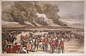 Британские войска у Улунди; на заднем плане горит королевский крааль