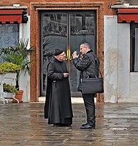 Un prêtre et un laïc discutant de théologie dans les rues de Venise. (définition réelle 2 057 × 2 169)