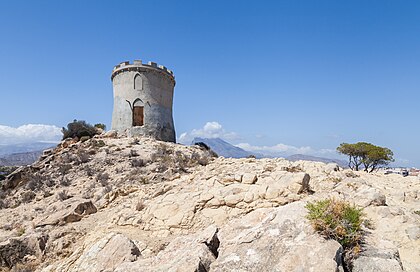 A Torreón Malladeta é uma torre de menagem localizada sobre a praia Paradise em Villajoyosa, na costa da província de Alicante, na Comunidade Valenciana, Espanha. A torre tem formato oval em sua base e foi construída por uma rica família (Esquerdo) no final do século XIX, inspirada nas torres do século XVI. (definição 4 712 × 3 051)