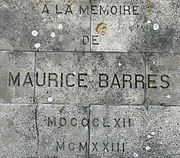 Inscription gravée sur le face nord : À la mémoire de Maurice Barrès, MDCCCLXII - MCMXXIII