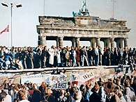 A német újraegyesülés a Brandenburgi kapunál a berlini fal felett