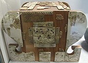 Restauración de un ataúd con sus adornos de marfil, siglo I. Museo Guimet.