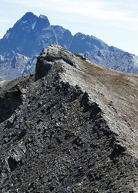 La montagne vue depuis le pic de Caramantran avec le mont Viso en arrière-plan.