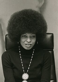 Angela Davis, en 1974. (définition réelle 1 551 × 2 177)