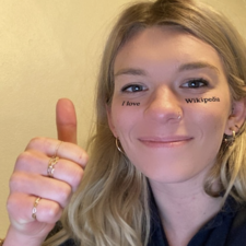 Annie Rauwerda thumbs up (cropped).png