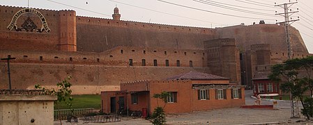 La ĉefsidejo de la Frontier Corps (laŭlitere, «landlima korpuso») de Pakistano ĉe la fortikaĵo.