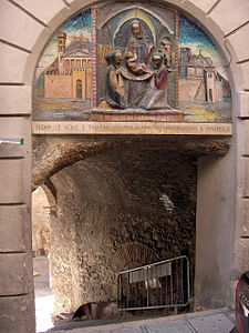Escalier qui mène du Corso Mazzini à la petite place dominée par l'oratoire Saint-François-le-Petit, avec les céramiques illustrant la naissance de François.