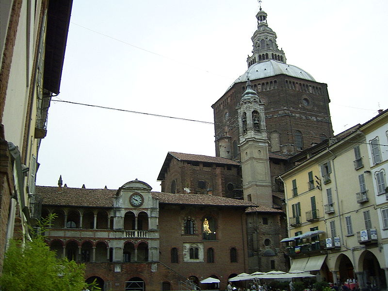 Dosiero:Broletto&Duomo-Pavia-Italy.jpg