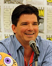 Butch Hartman, en el Comic Con 2009, sentado en el panel y sonriendo.