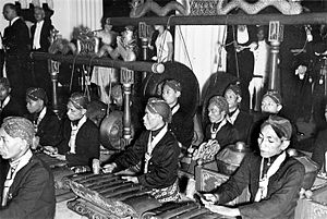 Sebuah kelompok memainkan gamelan untuk menemani penganugrahan Pangeran Paku Alam VII di Keraton Paku alam, Yogyakarta, Indonesia, sebelum 1949