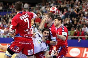 Bertrand Gille bloqué par 3 joueurs tchèques. Photographie prise lors du Championnat d'Europe de handball masculin 2010 (Groupe D, match République tchèque - France). (définition réelle 3 000 × 2 000)