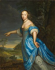 Pierre Mignard: Madame de la Sablière, ca. 1660-1670. Ein hellblaues Seidenkleid, das vorne an Mieder und Rock und am Saum mit feinsten Stickereien verziert ist. Die Hofdame lüpft etwas den Oberrock, um den Unterrock aus silberweißem Moiré sehen zu lassen – die sogenannte Friponne ("schalkhaft").