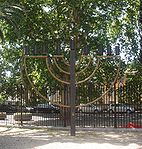 חנוכיה בחצר בית הכנסת