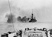 L’un des cuirassés français tirant sur les positions turques. L’appui-feu naval joue un rôle essentiel pour le soutien des débarquements.