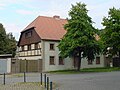 Alte Dorfstraße 2, denkmalgeschütztes Wohnhaus eines Dorfbaumeisters aus der Biedermeierzeit im preußischen Landhaus­stil nach David Gilly