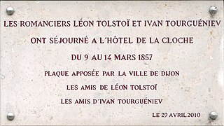 Plaque commémorative à l'ancien emplacement de l'hôtel de la Cloche, au numéro 9.