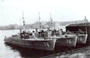 De tre A-sluparna 74 Kanholmsfjärd, 76 Edöfjärd och 75 Lidöfjärd klara för leverans från Götaverken 1933. Foto ur Curt S Ohlssons samling.