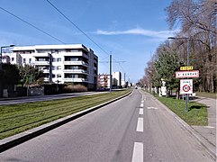 Entrée sud de la ville, ligne E du tramway et le parc (à droite de la photo)