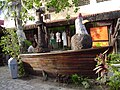 Esculturas de galinhas na Vila de Porto de Galinhas - Praia de Porto de Galinhas - Pernambuco - Brasil.jpg