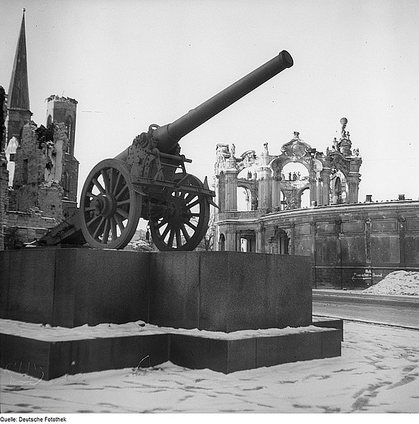 Sockel des entfernten Wettinobelisken mit Geschütz unbekannter Herkunft. Im Hintergrund Ruinen der Sophienkirche und des Zwingers. nach dem 17. September 1945
