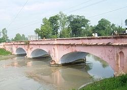The برطانوی ایسٹ انڈیا کمپنی-era (1854) Ganeshpur bridge over the Ganges Canal in Roorkee, 2008