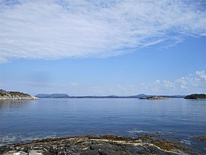 Hjeltefjord von alten Fährkai in Rong, Øygarden