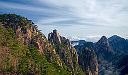 Vy över landskapet i Huangshan