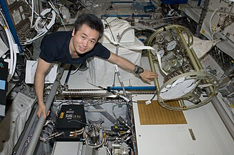 Kōichi Wakata effectue des travaux de maintenance sur un équipement du support vie installé dans le module Columbus.