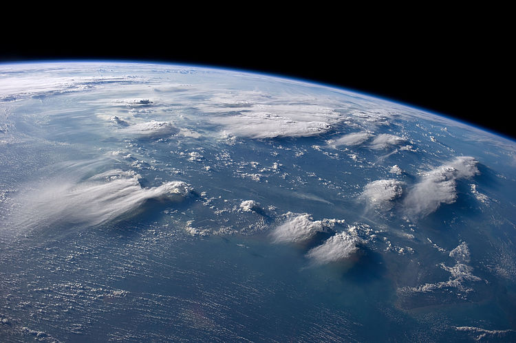 Вид на кучево-дождевые облака с наковальней в окрестностях острова Борнео с борта Международной космической станции