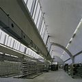 Interior de una de las naves de la fábrica con su característica cubierta curvada