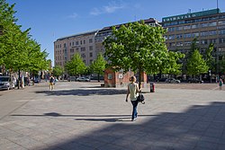 Kampintori Fredrikinkadun suunnasta kohti Malminrinnettä. Kuvan keskellä Ernst Billgrenin Suuri kohtauspaikka.