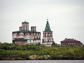 Vue depuis l'île de Kourostrov sur la Dvina septentrionale en septembre 2007.