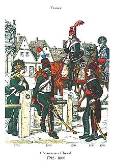Os três Chasseurs à Cheval franceses no centro usam mirlitons. Seus uniformes são de 1799.