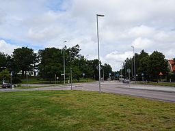 Kristiansborgsallén, med Kristiansborgsbadet till vänster sett norrut. Kristiansborg på båda sidor vägen.