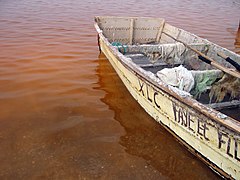 Дрвени чамац у води језера