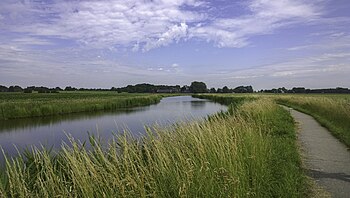 Hoornse Vaart bij Leens gezien vanaf het Scheeftilsterpad. Linksachter de Tuinsterwierde.