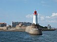 Le phare des Sables-d'Olonne, au bout de la jetée ouest (quartier de La Chaume) à l'entrée du port, avec, en arrière plan, le prieuré Saint-Nicolas.