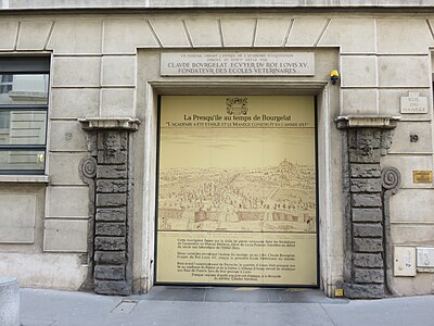 portail de l'ancienne académie d'équitation