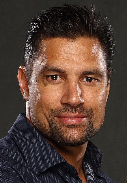 440px-Manu_Bennett_July_2014.jpg