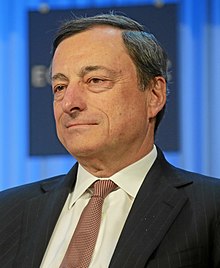 Photo non officielle de Mario Draghi sur fonds bleu.