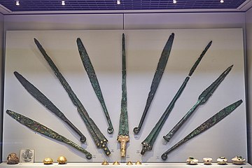 Набор длинных мечей, ножей, клинков и острия копья из могильного круга А, Микены XVI в до н. э.