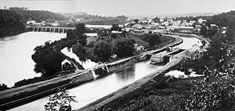 Aqueduct over the Mohawk River at Rexford, New York, one of 32 navigable aqueducts on the Erie Canal NYmohawk-ErieCanalRexford.JPG