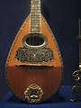 Neapolietiška mandolina. Puošiniai iš balto metalo – naujasidabris.