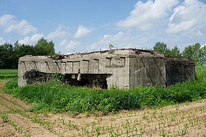 Dwupoziomowa półkaponiera dla armaty ppanc. oraz trzech CKM.