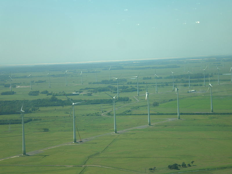 Energia eólica energias renováveis ecologia um moinho de vento no campo ao  entardecer