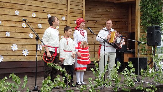 Коллектив «Эрзяне» (с. Пазелки). Праздник «Покш Эрзянь Чи» (рус. Большой Эрзянский день). Село Пазелки, Бессоновский район, Пензенская область. 04.06.2017